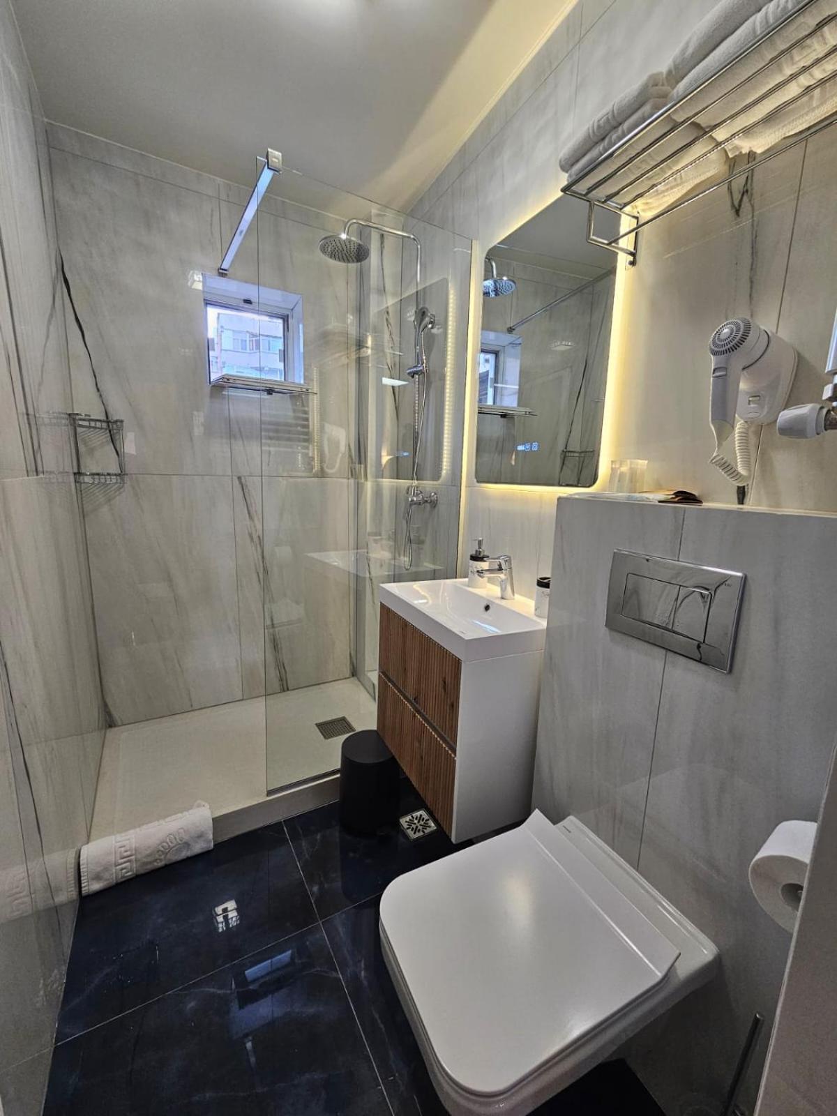 Hotel Queen Râmnicu Vâlcea Zewnętrze zdjęcie