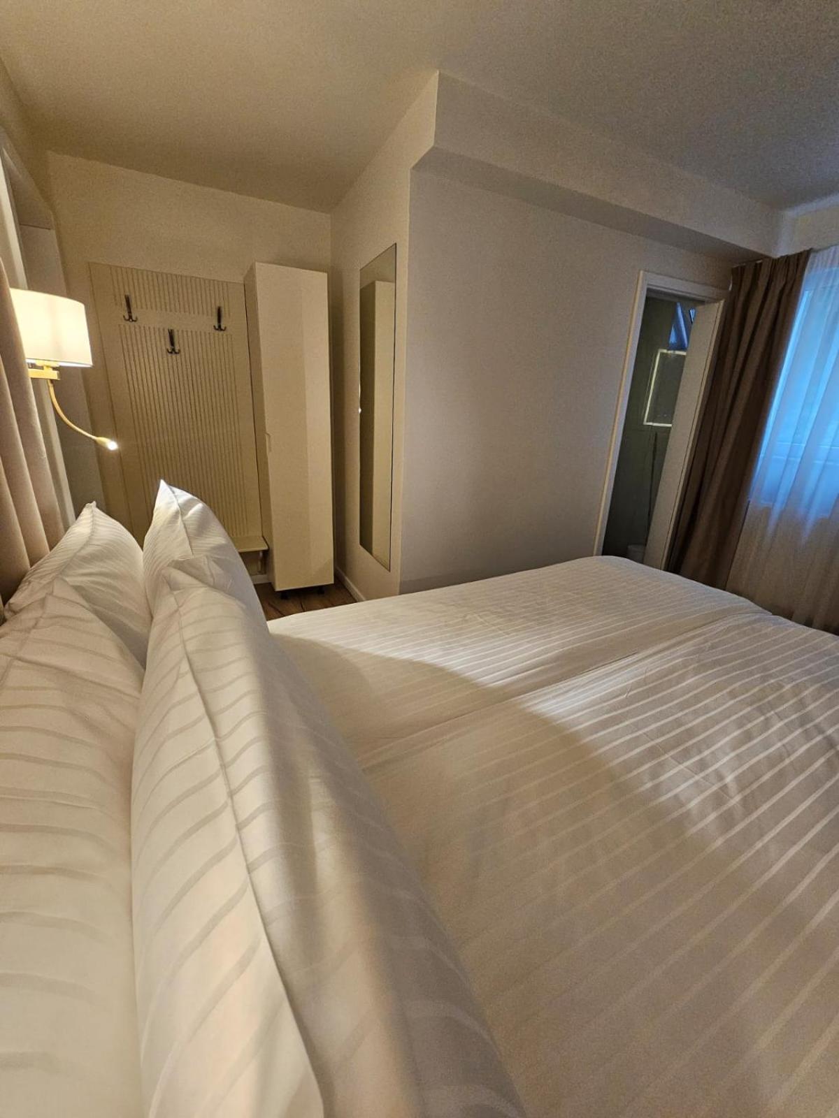 Hotel Queen Râmnicu Vâlcea Zewnętrze zdjęcie